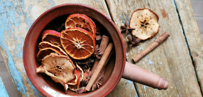 Potpourri som står på peisen i en skål som tåler sterk varme, vil fylle huset med lukten av jul. Potpourri som står på peisen i en skål som tåler sterk varme, vil fylle huset med lukten av jul.