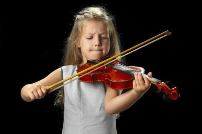 Barn som bedrev kulturelle aktiviteter, som å spille et instrument, hadde mindre risiko for overvekt 11 år senere, enn sine mer sosiale jevnaldrende. (Foto: Shutterstock) Barn som bedrev kulturelle aktiviteter, som å spille et instrument, hadde mindre risiko for overvekt 11 år senere, enn sine mer sosiale jevnaldrende. (Foto: Shutterstock)