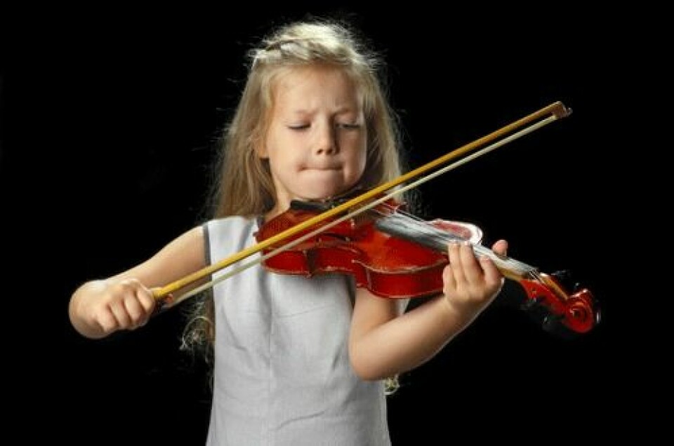 Barn som bedrev kulturelle aktiviteter, som å spille et instrument, hadde mindre risiko for overvekt 11 år senere, enn sine mer sosiale jevnaldrende. (Foto: Shutterstock)