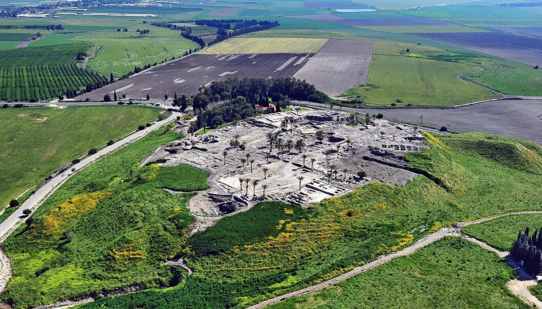 Dette er restene av den eldgamle byen Megiddo i dagens Israel. Her er det funnet graver med folk som hadde interessante rester i tennene. Dette er restene av den eldgamle byen Megiddo i dagens Israel. Her er det funnet graver med folk som hadde interessante rester i tennene.