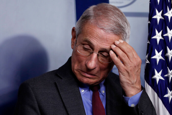 Immunolog og lege Anthony Fauci skulle lede amerikanerne gjennom koronakrisen mens presidenten spredte absurd feilinformasjon på pressekonferansene. Det fikk ham blant annet til å ta seg til pannen. Immunolog og lege Anthony Fauci skulle lede amerikanerne gjennom koronakrisen mens presidenten spredte absurd feilinformasjon på pressekonferansene. Det fikk ham blant annet til å ta seg til pannen.