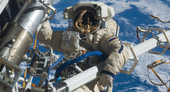 Kosmonauten Anton Sjkaplerov gjør arbeid på utsiden av den internasjonale romstasjonen i 2012. (Foto: NASA) Kosmonauten Anton Sjkaplerov gjør arbeid på utsiden av den internasjonale romstasjonen i 2012. (Foto: NASA)