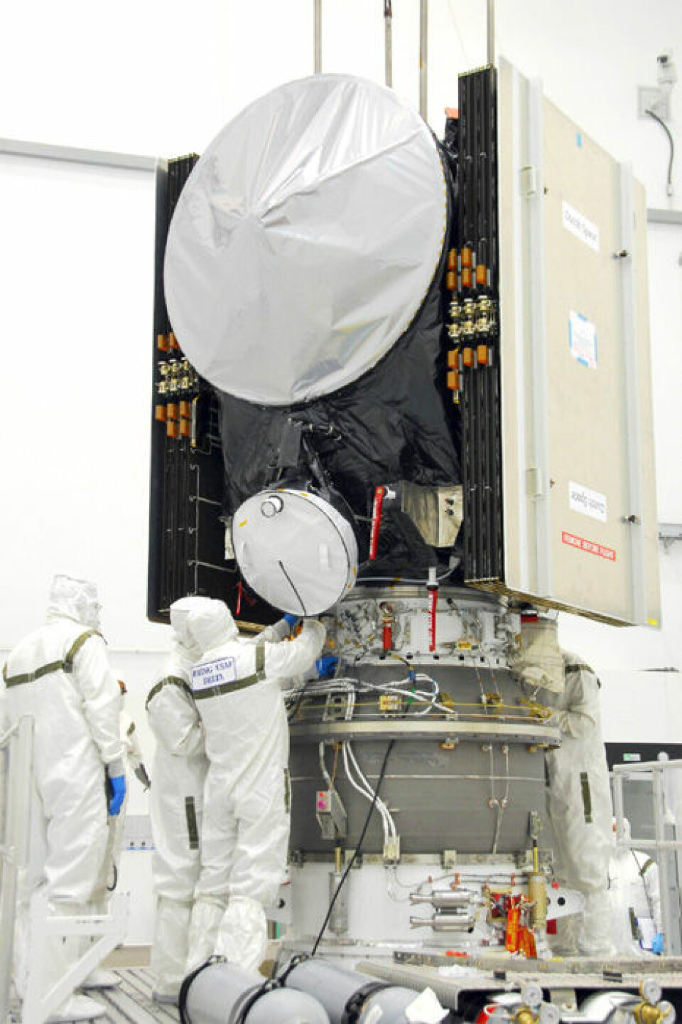 Montering og klargjøringen av Dawn på festeplatformen for det øverste og tredje trinnet av bæreraketten som sendte Dawn ut i verdensrommet. (Foto: NASA)
