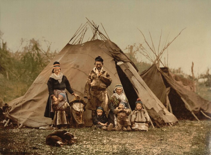 En samefamilie fra rundt 1900. (Foto: Photoglob AG Zürich/Wikimedia Commons) En samefamilie fra rundt 1900. (Foto: Photoglob AG Zürich/Wikimedia Commons)