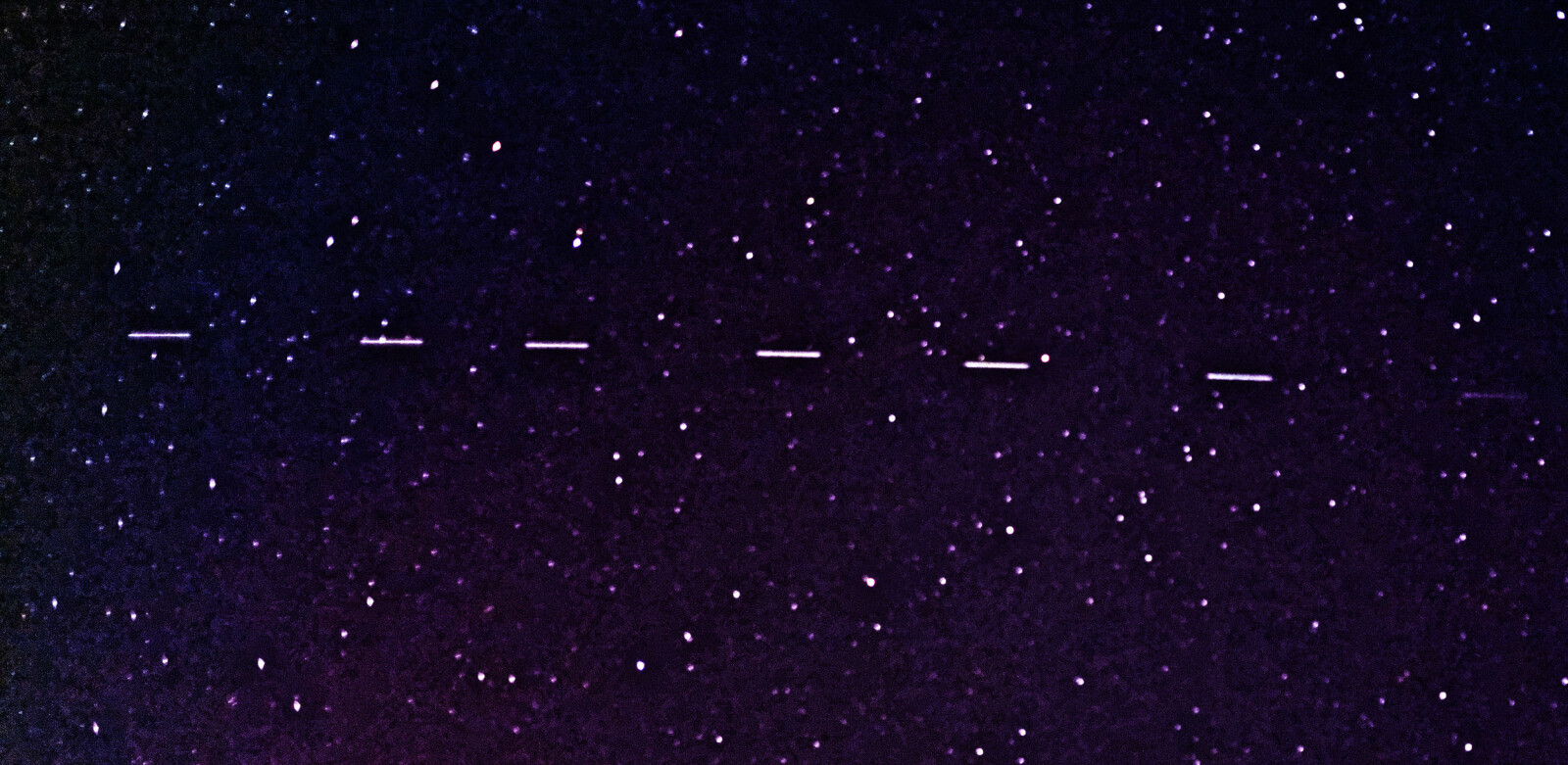Starlink-satellitter i teleskopfoto. Starlink-satellitter i teleskopfoto.