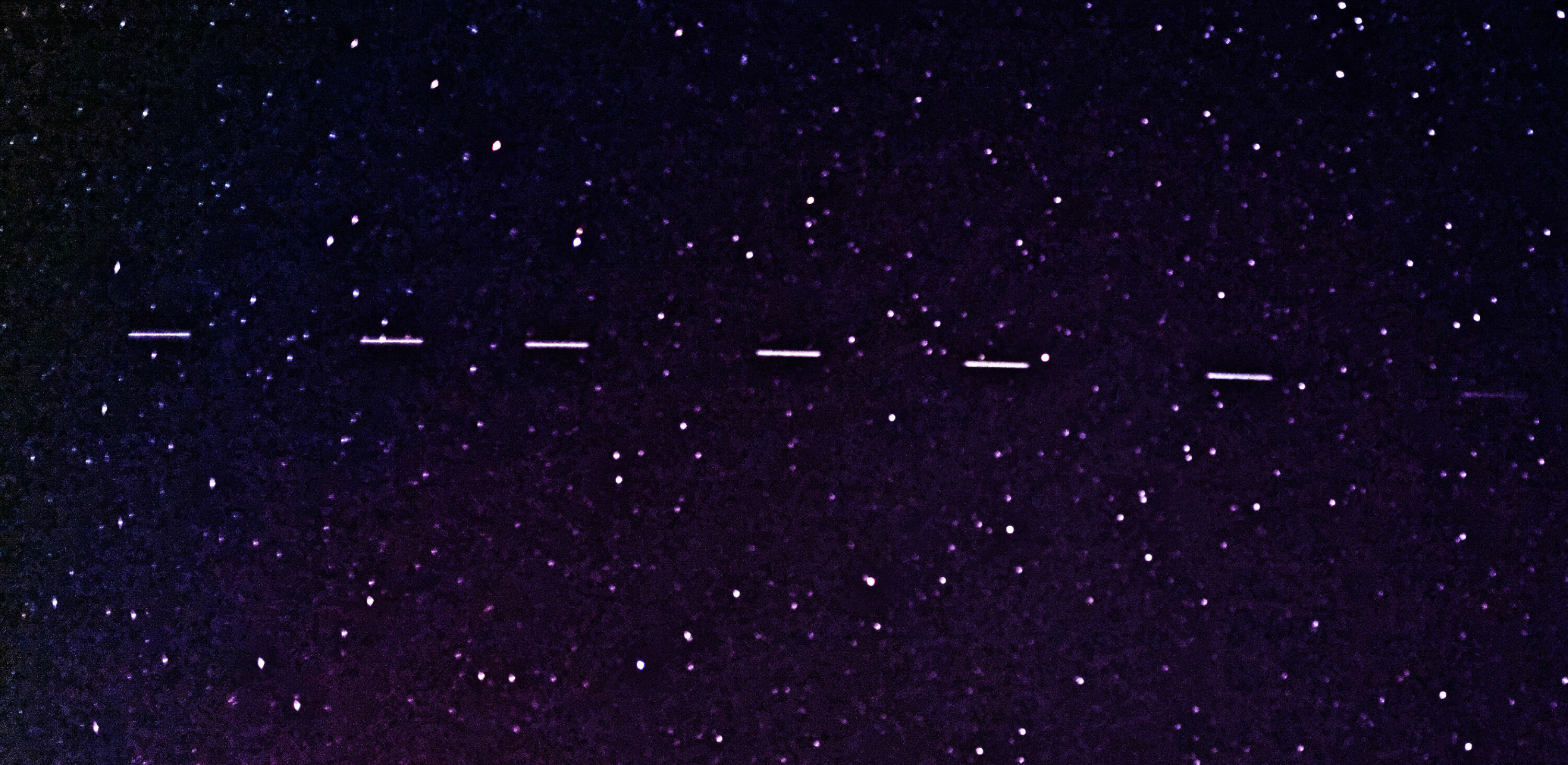 Starlink-satellitter i teleskopfoto.