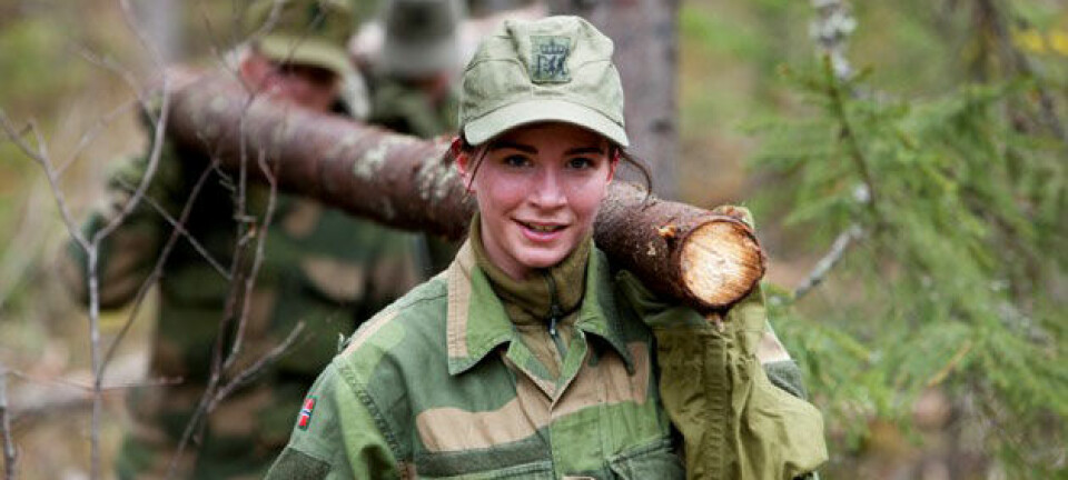Mange kvinner tror at fysiske utfordringer blir for store i Forsvaret. Her bærer en soldat tømmer under Forsvarets kvinnecamp i 2012. Ole Gunnar Henriksen Nordli / FMS