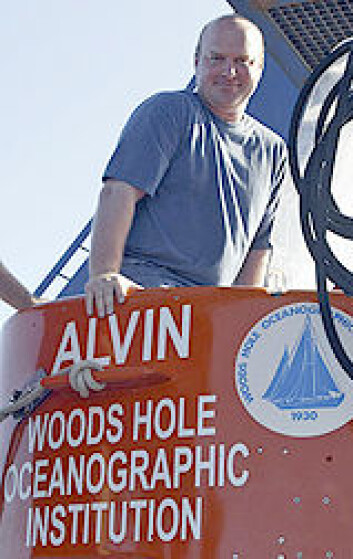 "Tim Shank klatrer ombord i undervannsbåten Alvin. Foto: Undervannsbåten Alvin. Foto: Woods Hole Oceanographic Institution" "Tim Shank klatrer ombord i undervannsbåten Alvin. Foto: Undervannsbåten Alvin. Foto: Woods Hole Oceanographic Institution"