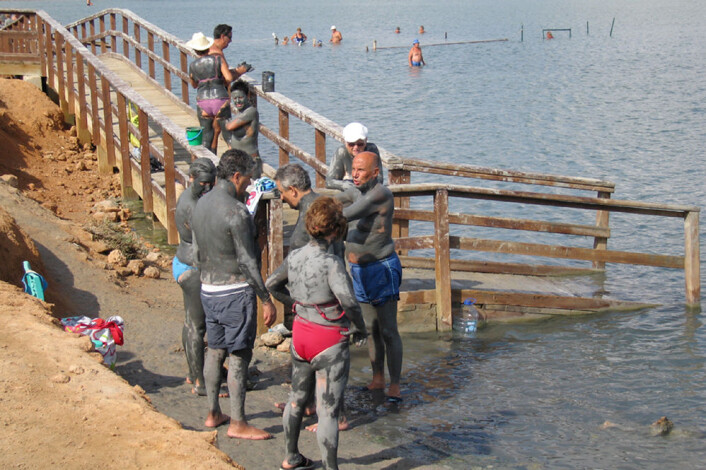 Ikke et tilfelle av grov svikt i kloakkrensingen, men derimot helsesøkende gjørmebadere ved Mar Menor-lagunen i Spania. (Foto: LAGOONS/privat) Ikke et tilfelle av grov svikt i kloakkrensingen, men derimot helsesøkende gjørmebadere ved Mar Menor-lagunen i Spania. (Foto: LAGOONS/privat)
