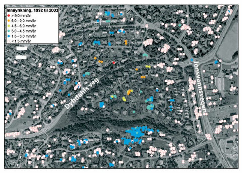 'SJEKKET: I dette boligområdet satte forskerne i gang undersøkelser på bakken etter at satellittbildene viste innsynkning i området. Orange og røde punkter viser størst bevegelse.'