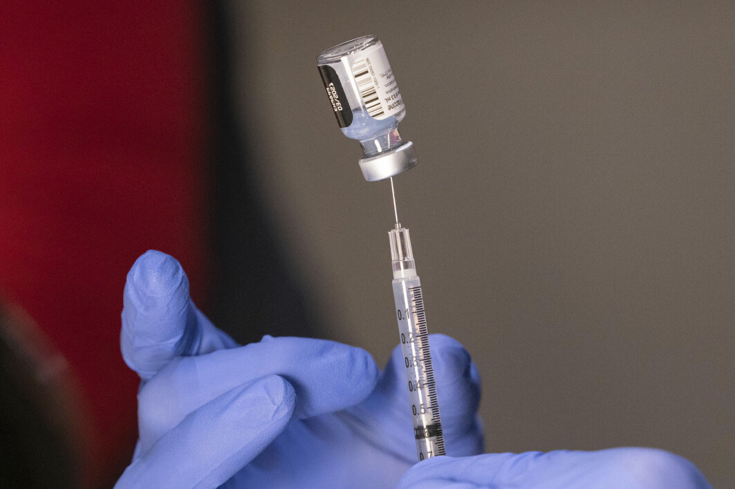Storbritannia og USA har allerede tatt i bruk vaksinen fra Pfizer-Biontech. Om få dager følger trolig Europa etter. Storbritannia og USA har allerede tatt i bruk vaksinen fra Pfizer-Biontech. Om få dager følger trolig Europa etter.