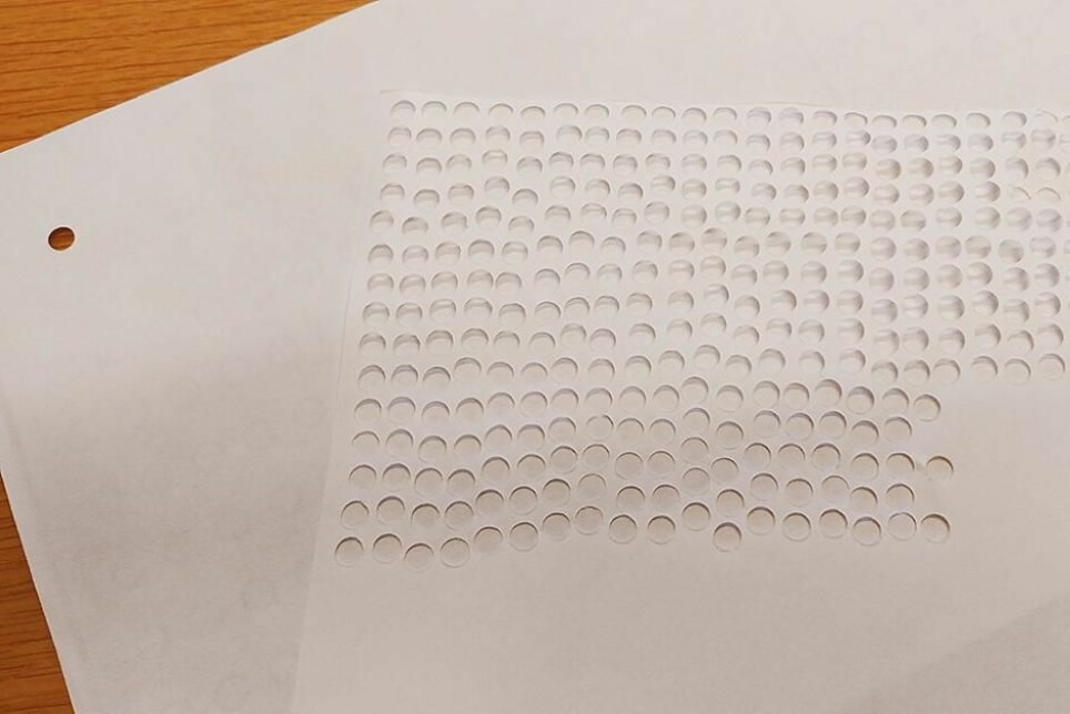 Eitt ark med filterpapir kan brukast til hundrevis av prøvar.