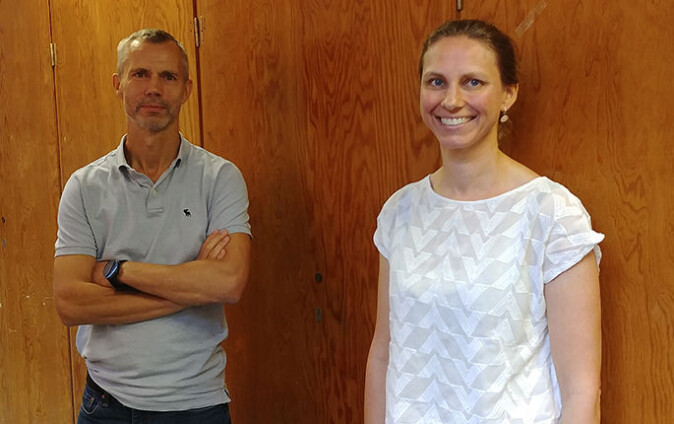 Leon Reubsaet og Trine Grønhaug Halvorsen allierer seg med papiret blodprøvane vert tekne på. Leon Reubsaet og Trine Grønhaug Halvorsen allierer seg med papiret blodprøvane vert tekne på.