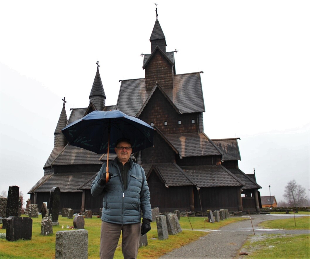 Ole H. Holta var rundt 30 år gammel da Heddal stavkirke ble demontert og rekonstruert på 1950-tallet. Han husker godt denne viktige hendelsen i stavkirkens historie. Ole H. Holta var rundt 30 år gammel da Heddal stavkirke ble demontert og rekonstruert på 1950-tallet. Han husker godt denne viktige hendelsen i stavkirkens historie.