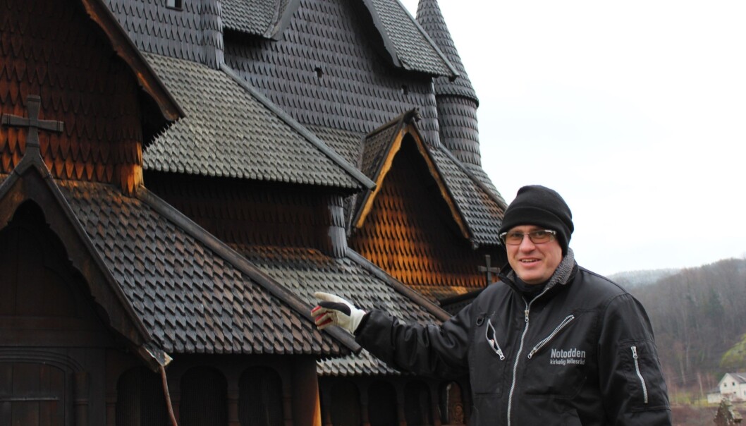 Ingmar Kroken har hatt ansvaret for tjæring av Heddal stavkirke siden 2018. Målet hans for framtida er at kirken skal være svartfarget hele tiden, og at han skal klare å bygge et tykt lag med tjære. Da blir vedlikeholdet enklere. Ingmar Kroken har hatt ansvaret for tjæring av Heddal stavkirke siden 2018. Målet hans for framtida er at kirken skal være svartfarget hele tiden, og at han skal klare å bygge et tykt lag med tjære. Da blir vedlikeholdet enklere.