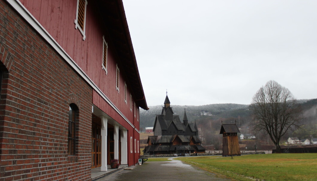 Også i Heddal fikk de i senere tid en større kirke som er mer praktisk og varmere vinterstid: Heddal låvekirke. Men stavkirken er fortsatt sognekirke, og brukes flittig til gudstjenester i sommerhalvåret. Den er, ikke overraskende, populær til bryllup. Også i Heddal fikk de i senere tid en større kirke som er mer praktisk og varmere vinterstid: Heddal låvekirke. Men stavkirken er fortsatt sognekirke, og brukes flittig til gudstjenester i sommerhalvåret. Den er, ikke overraskende, populær til bryllup.