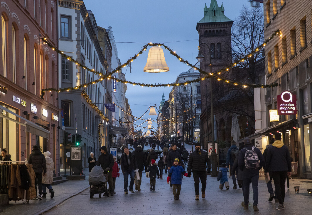 Flere ville kunne bli syke på samme tid, og flere ville dermed kunne risikere å få alvorlig sykdomsforløp dersom den nye koronavarianten får etablere seg i Norge, ifølge FHI. Flere ville kunne bli syke på samme tid, og flere ville dermed kunne risikere å få alvorlig sykdomsforløp dersom den nye koronavarianten får etablere seg i Norge, ifølge FHI.
