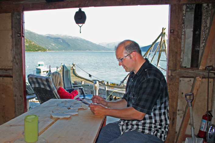 Espen Vidjeland driver fiskecamp i Låvan i Kvænangen. På iPaden melder han inn fiskeslag og antall fisk. (Foto: Ottar Remmen, Tura AS) Espen Vidjeland driver fiskecamp i Låvan i Kvænangen. På iPaden melder han inn fiskeslag og antall fisk. (Foto: Ottar Remmen, Tura AS)