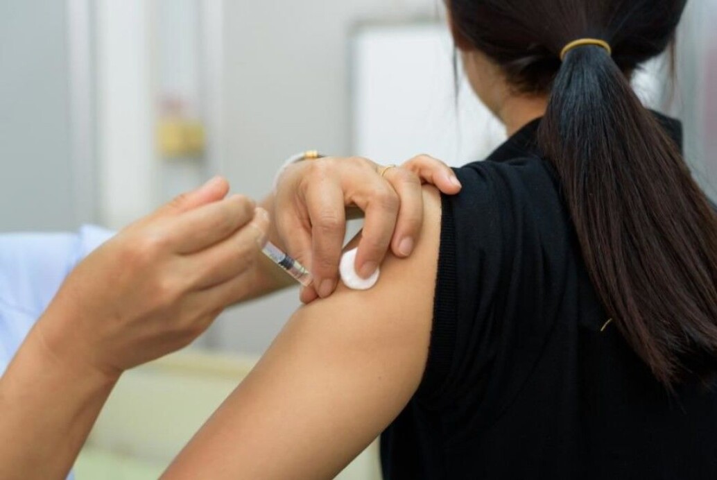 HPV-vaksinen som gis til unge kvinner for å hindre livmorhalskreft, har vært omdiskutert. Ny forskning viser nå at vaksinen virker bedre enn man håpet på. Flere nye vaksiner mot andre sykdommer kan være på vei, delvis takket være den store forskningsinnsatsen i 2020. HPV-vaksinen som gis til unge kvinner for å hindre livmorhalskreft, har vært omdiskutert. Ny forskning viser nå at vaksinen virker bedre enn man håpet på. Flere nye vaksiner mot andre sykdommer kan være på vei, delvis takket være den store forskningsinnsatsen i 2020.