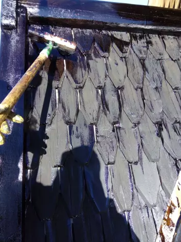 Tjærebreing på Heddal stavkirkes takflater en varm sommerdag, da Ingmar Kroken oppdaget at tjæra ble lynraskt absorbert av treverket. Variasjoner i temperatur påvirker hvordan tjæra oppfører seg.