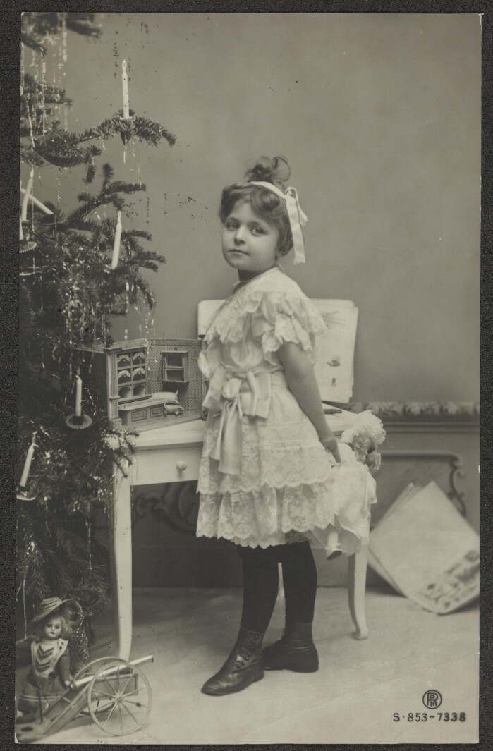 Dette julekortet fra 1906 var et typisk glamourkort, som var moderne på den tiden. Dette julekortet fra 1906 var et typisk glamourkort, som var moderne på den tiden.