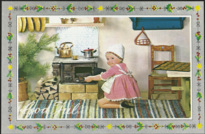 En liten jente baker julekaker. En liten jente baker julekaker.