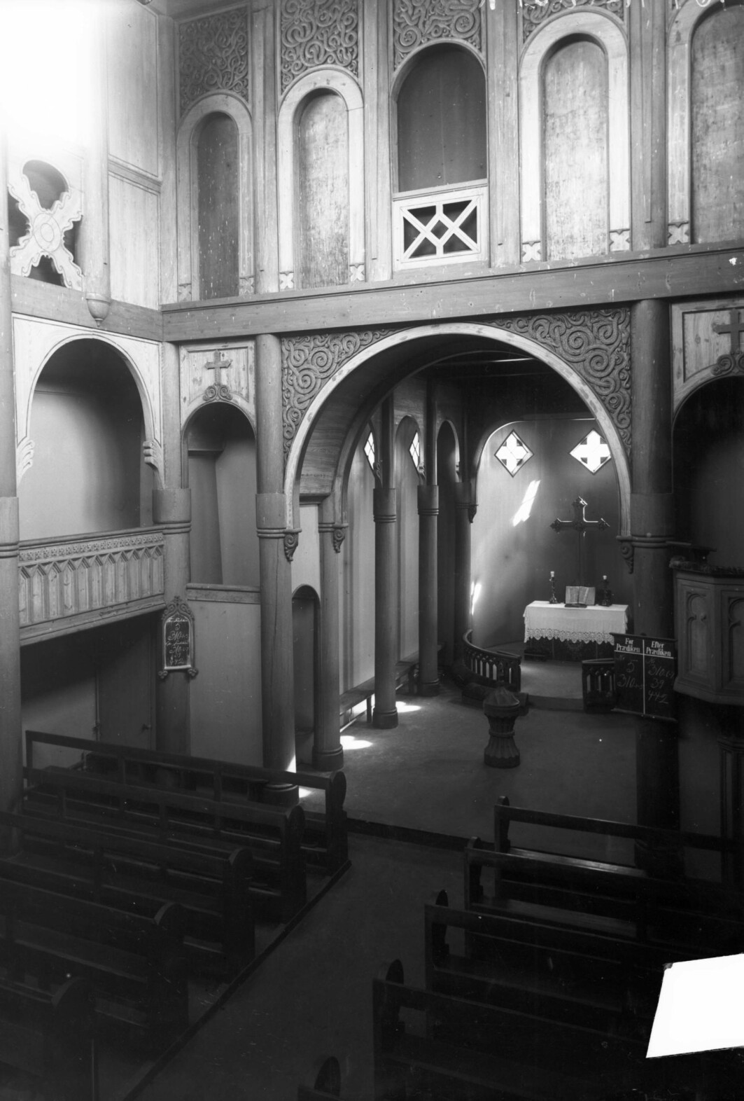 Før restaureringen på 1950-tallet bar Heddal stavkirke preg av å være modernisert. Middelalderen var godt gjemt. Før restaureringen på 1950-tallet bar Heddal stavkirke preg av å være modernisert. Middelalderen var godt gjemt.