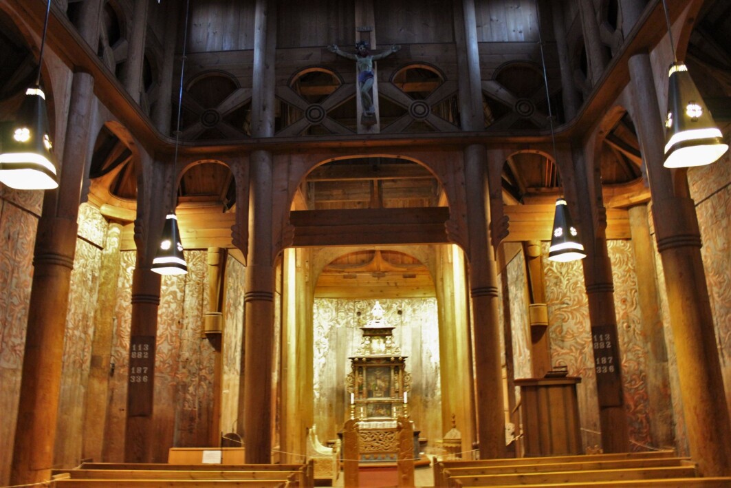 Slik ser Heddal stavkirke ut i dag, etter at man på 1950-tallet forsøkte å tilbakeføre kirken til middelaldersk utseende så godt som mulig. Slik ser Heddal stavkirke ut i dag, etter at man på 1950-tallet forsøkte å tilbakeføre kirken til middelaldersk utseende så godt som mulig.