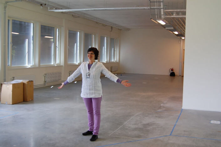 Helga Næs fra Nofima viser fram lokalene hvor en ny høysikkerhetsproduksjonshall skal stå klar i 2013. (Foto: Preben Forberg) Helga Næs fra Nofima viser fram lokalene hvor en ny høysikkerhetsproduksjonshall skal stå klar i 2013. (Foto: Preben Forberg)