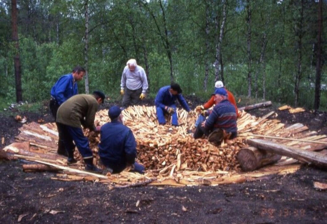 Det tar lang tid å bygge en tjæremile. Man skal lage fundament, finne tyrived og bygge selve milen. Dette bildet er fra oppbygging av en mile i Øverbygd i Troms i 1996. Det tar lang tid å bygge en tjæremile. Man skal lage fundament, finne tyrived og bygge selve milen. Dette bildet er fra oppbygging av en mile i Øverbygd i Troms i 1996.