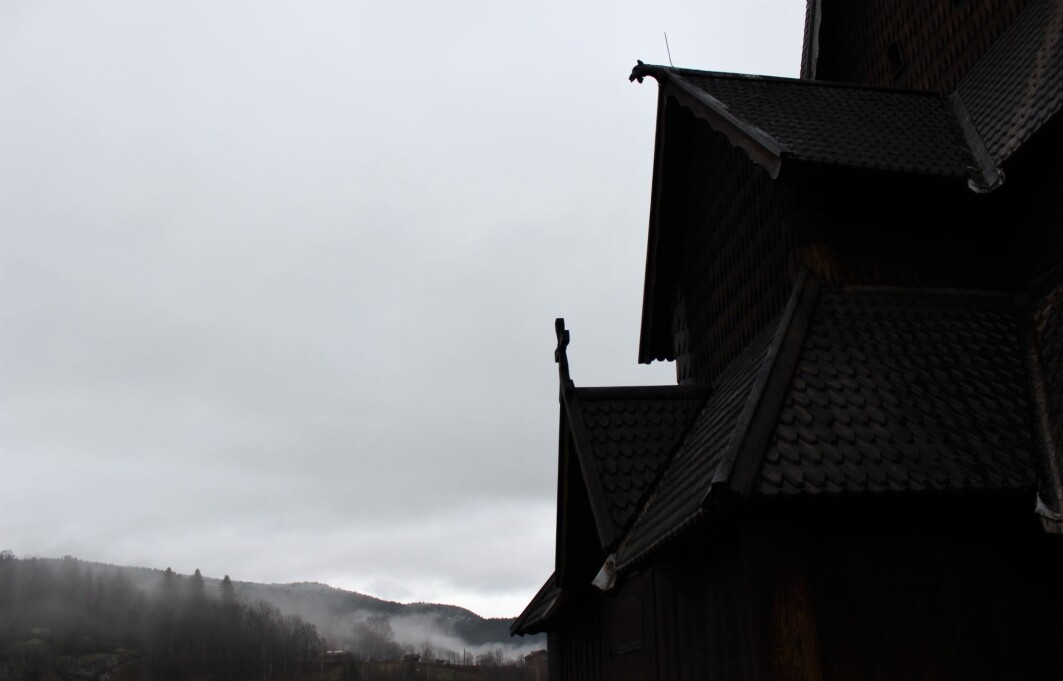 I et gammelt sagn sies det at Heddal stavkirke ble bygget av et troll. Forskere er nok ikke enige, men det er fortsatt mange ubesvarte spørsmål rundt stavkirkens opprinnelse. I et gammelt sagn sies det at Heddal stavkirke ble bygget av et troll. Forskere er nok ikke enige, men det er fortsatt mange ubesvarte spørsmål rundt stavkirkens opprinnelse.