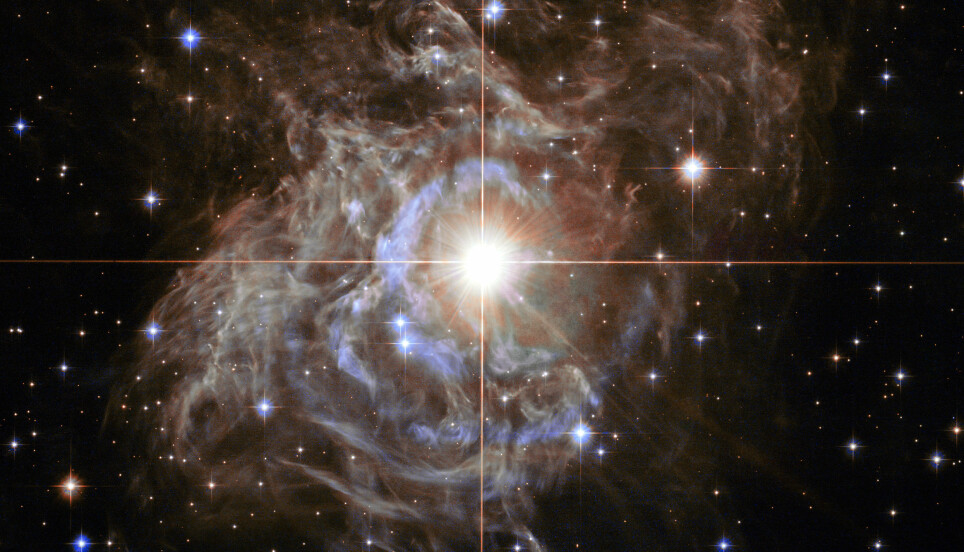 Dette er kefeide-stjernen RS Puppis, en av de mest lyssterke variantene i Melkeveien, sett av Hubble-teleskopet. Denne stjernetypen spiller en viktig rolle i å bestemme hvor fort universet utvider seg.