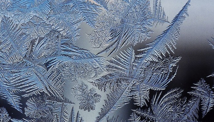 Frostkrystaller har selvlikhet på flere skalaer, men ikke i det uendelige. Frostkrystaller har selvlikhet på flere skalaer, men ikke i det uendelige.