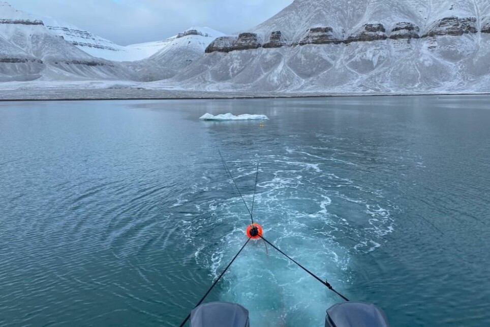 Hvordan unngår man at isfjell velter under tauing?
