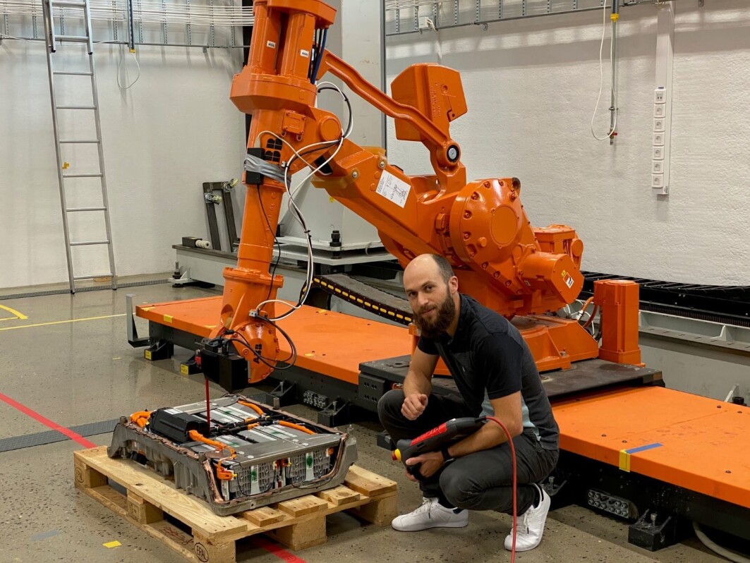Førsteamanuensis Martin Choux ved Universitetet i Agder utvikler et automatisk system styrt av kunstig intelligens for å demontere el-batterier. Her tester han systemet i UiAs mekatronilab (MIL). Førsteamanuensis Martin Choux ved Universitetet i Agder utvikler et automatisk system styrt av kunstig intelligens for å demontere el-batterier. Her tester han systemet i UiAs mekatronilab (MIL).
