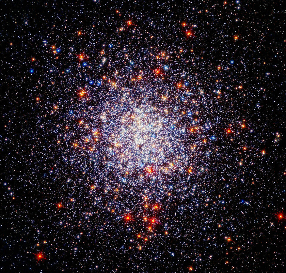 Dette viser en kulehopen Caldwell 87 eller NGC 1261. Den ligger 50 000 lysår unna. Kulehoper er kuleformede samlinger med stjerner.