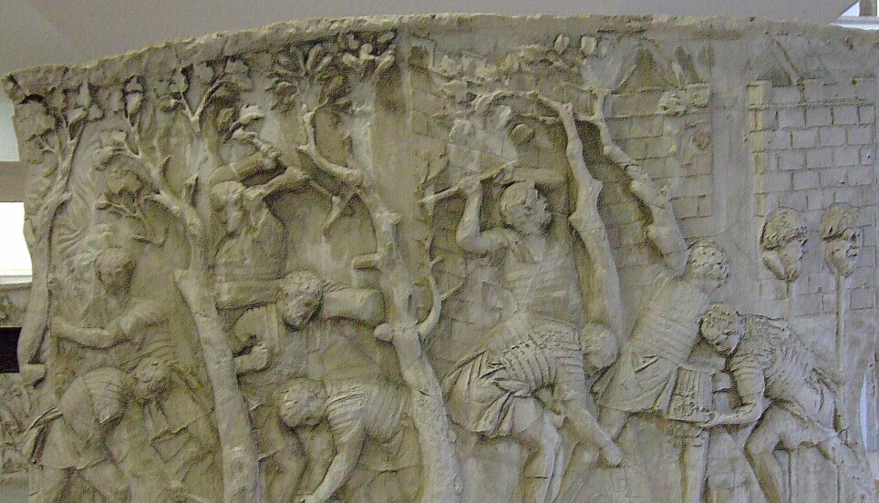 Romerske soldater ble brukt til å bygge leire og andre konstruksjoner. Dette er fra Trajans søyle i Roma, og viser romerske legionærer som bygger en vei under krigen i Dacia (blant annet dagens Ungarn og Romania)