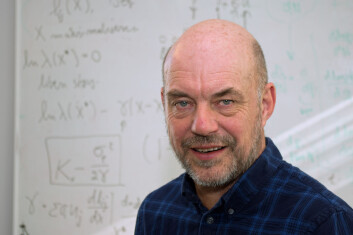 Gråspurvprosjektet sørger for at det bygges opp matematiske modeller som kan si noe om hvordan det går med mer sårbare arter og bestander. Bernt-Erik Sæther leder prosjektet. (Foto: Georg Mathisen) Gråspurvprosjektet sørger for at det bygges opp matematiske modeller som kan si noe om hvordan det går med mer sårbare arter og bestander. Bernt-Erik Sæther leder prosjektet. (Foto: Georg Mathisen)