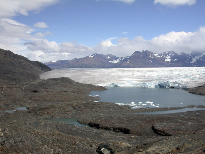 Torres del Paine, med Tyndall-isbreen i bakgrunnen. (Foto: W. Stinnesbeck) Torres del Paine, med Tyndall-isbreen i bakgrunnen. (Foto: W. Stinnesbeck)