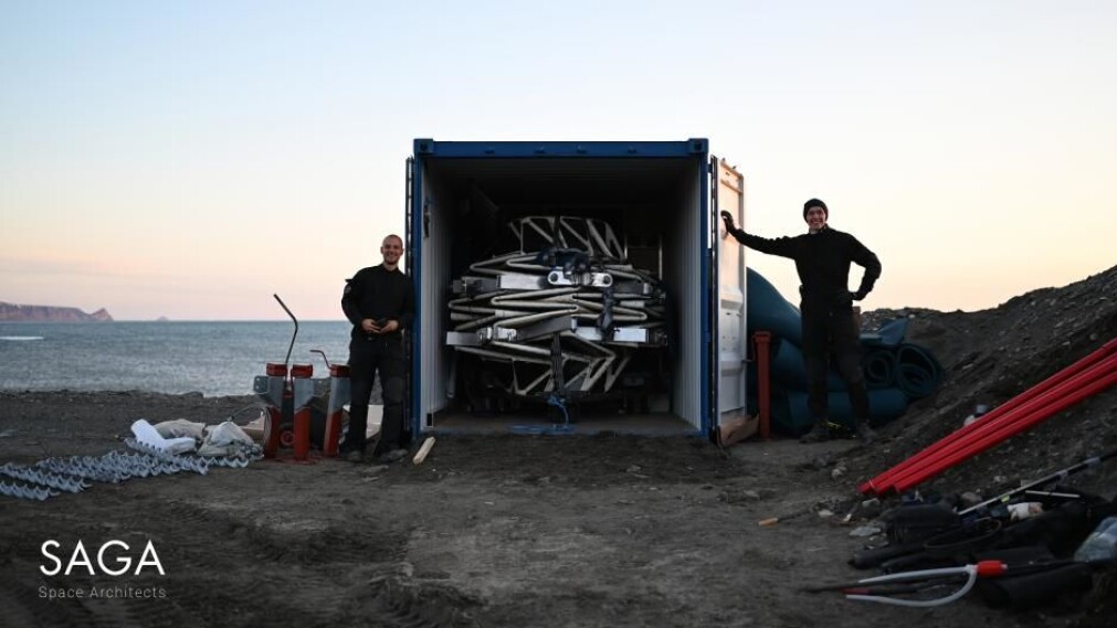 Rom-habitatet ankom sammenfoldet i en shippingcontainer. Når det foldes ut, blir det 750 prosent større. Rom-habitatet ankom sammenfoldet i en shippingcontainer. Når det foldes ut, blir det 750 prosent større.