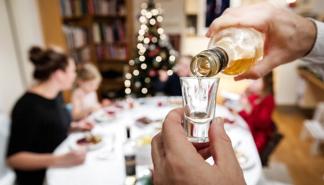Det som vi voksne opplever som positive effekter av alkoholen; at vi ler høyere, kommer litt tettere på og mister hemninger, kan oppleves skremmende og ubehagelig for de små, mener alkovettorganisasjonen Av-og-til. Det som vi voksne opplever som positive effekter av alkoholen; at vi ler høyere, kommer litt tettere på og mister hemninger, kan oppleves skremmende og ubehagelig for de små, mener alkovettorganisasjonen Av-og-til.
