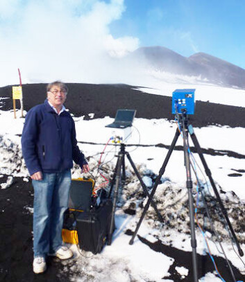 Fred Prata foran Etna. (Foto: (Adam Durant, NILU)) Fred Prata foran Etna. (Foto: (Adam Durant, NILU))