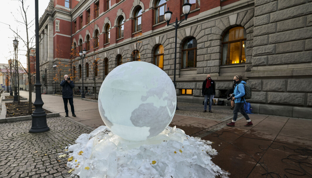 En isklode ble plassert utenfor Høyesterett i Oslo før behandlingen av klimasøksmålet til Natur og Ungdom og Greenpeace startet i november. En isklode ble plassert utenfor Høyesterett i Oslo før behandlingen av klimasøksmålet til Natur og Ungdom og Greenpeace startet i november.