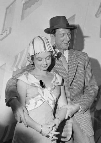Leif Juster var gjennomgangsperson i mange av husmorfilmene. (Her fotografert på teateret Edderkoppen sammen med Unni Bernhoft i 1959). (Foto: Wikimedia) Leif Juster var gjennomgangsperson i mange av husmorfilmene. (Her fotografert på teateret Edderkoppen sammen med Unni Bernhoft i 1959). (Foto: Wikimedia)