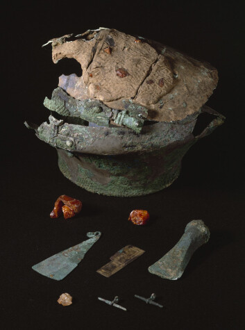 Fra innholdet i graven på Sørvestfyn i Danmark, der Lusehøj-tøysykket ble funnet: På bildet ses bronseurnen, andre gjenstander i bronse og rav. (Foto: (Foto med tillatelse fra Nationalmuseet, Danmark)) Fra innholdet i graven på Sørvestfyn i Danmark, der Lusehøj-tøysykket ble funnet: På bildet ses bronseurnen, andre gjenstander i bronse og rav. (Foto: (Foto med tillatelse fra Nationalmuseet, Danmark))