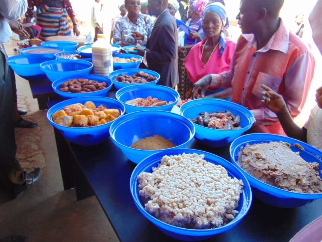 The InnovAfrica project arranges food recipe sharing and displays where the community gets together to cook and exchange information regarding their own recipes of food preparation from cereals and legumes. The InnovAfrica project arranges food recipe sharing and displays where the community gets together to cook and exchange information regarding their own recipes of food preparation from cereals and legumes.