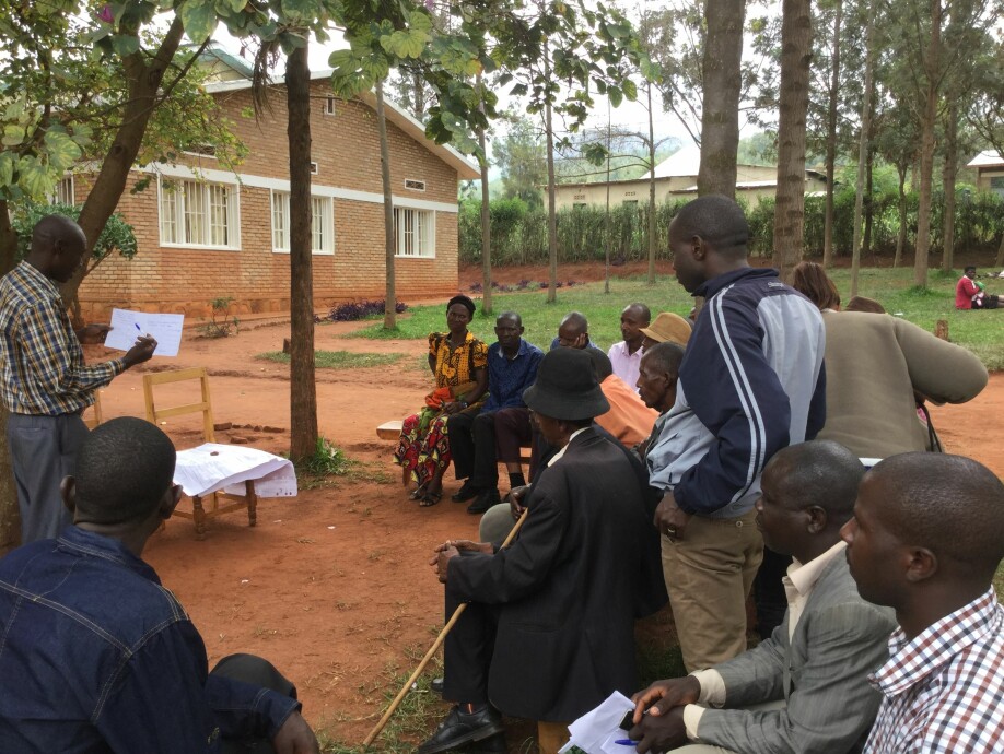 This picture is from a meeting in Rwanda where the integrated farm plans were discussed. This approach allows household members to plan the way in which they would like their farms to develop in the future. The plans are then discussed with other farmers.