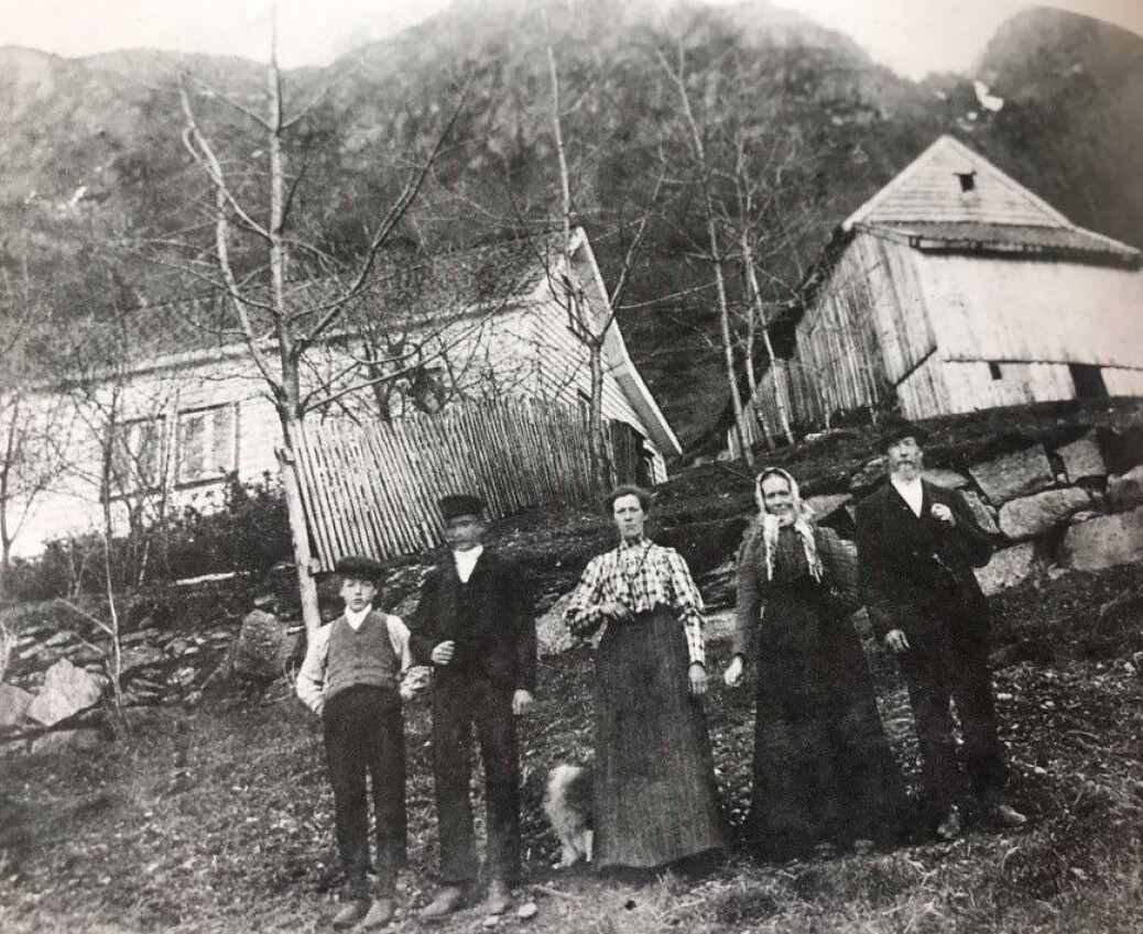 Bruket på Indre Rødne rundt 1905: Hanne og Sven til høgre, saman med tre av fem born. Eldste dotter var låghalt, og ho stelte for foreldra og ein ufør yngre bror heile livet sitt. Dei andre reiste ut – ein son heilt til Dakota i USA. Bruket på Indre Rødne rundt 1905: Hanne og Sven til høgre, saman med tre av fem born. Eldste dotter var låghalt, og ho stelte for foreldra og ein ufør yngre bror heile livet sitt. Dei andre reiste ut – ein son heilt til Dakota i USA.