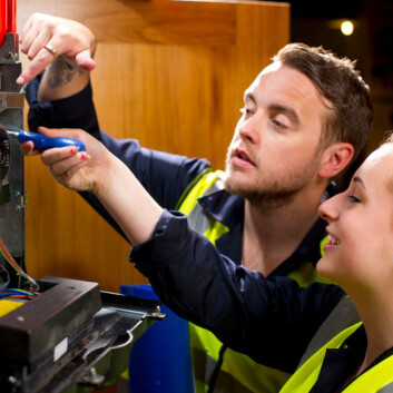 Studien viser at er viktig at ungdommene får kontakter som er relevante for sin yrkesretning og den delen av arbeidsmarkedet de skal inn på. (Foto: iStockphoto) Studien viser at er viktig at ungdommene får kontakter som er relevante for sin yrkesretning og den delen av arbeidsmarkedet de skal inn på. (Foto: iStockphoto)
