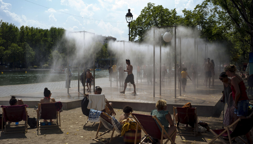 Folk kjøler seg ned i en fontene i Paris under varmebølgen i august, 2020. Folk kjøler seg ned i en fontene i Paris under varmebølgen i august, 2020.